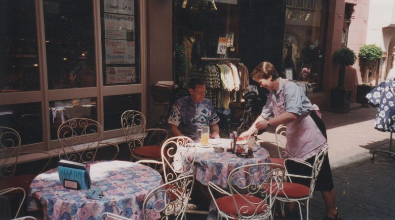 Kuchen und Apfelschorle im Café Sell