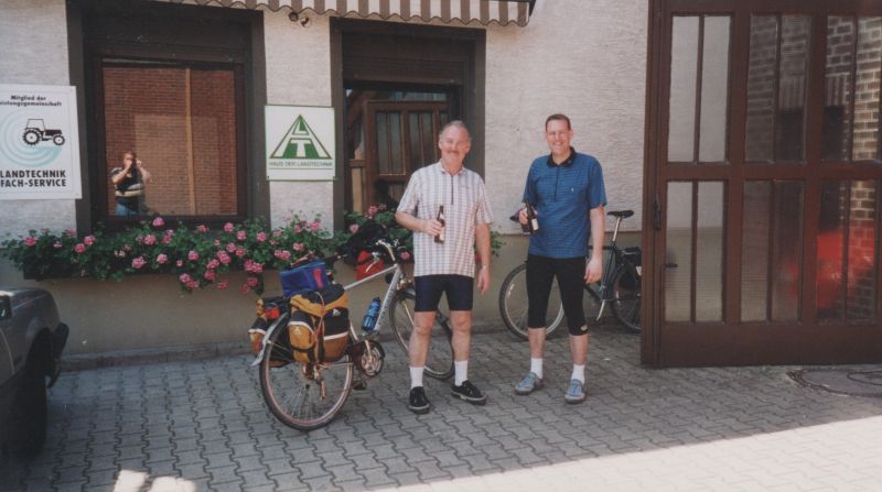 Rolf und Stefan beim Zielbier (im Fenster Joachim)