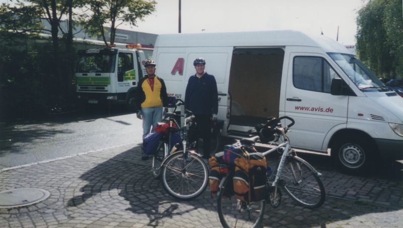 Ludwig und Stefan vor Transporter