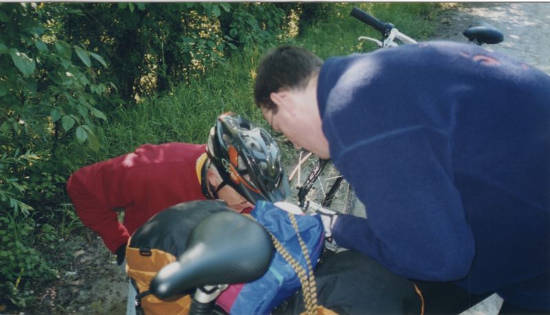 Ludwig und Stefan inspizieren Rolfs Rad