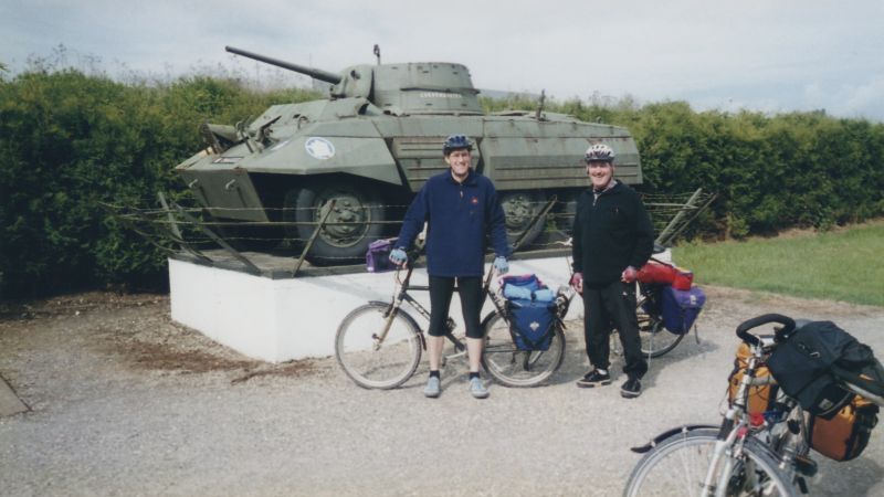 Stefan und Rolf vor Panzer an der Maginot-Linie