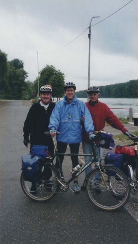 Gruppenbild mit Rad am Rhein