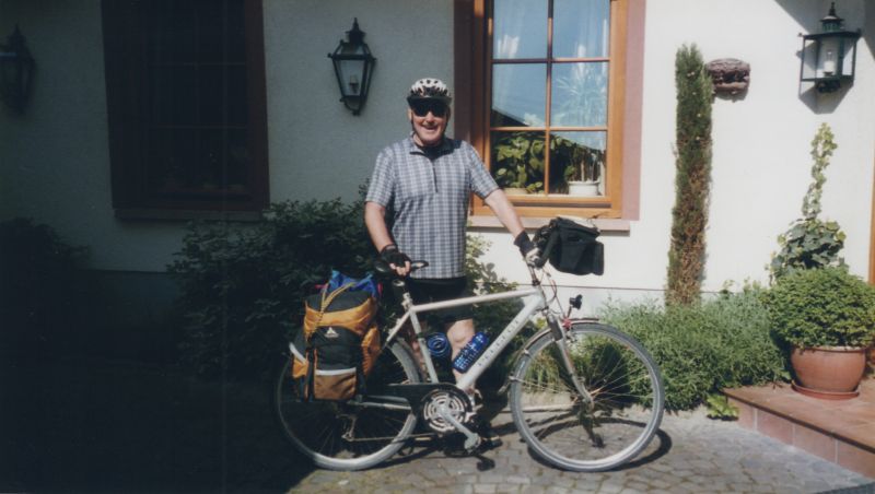 Rolf mit Rad vor Hotel Weedenhof