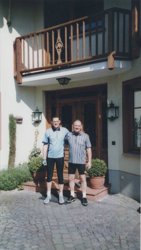 Stefan und Rolf vor Hotel Weedenhof