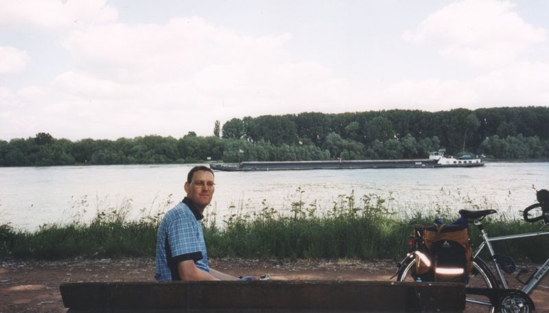 Stefan bei Rast am Rhein