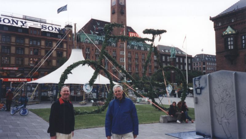 Rolf und Ludwig vor Riesenfahrrad