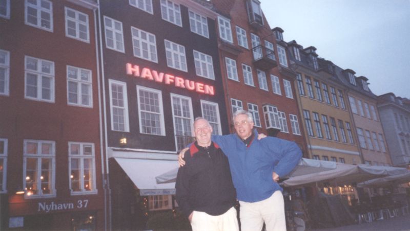 Rolf und Ludwig vor Restaurant Havfruen