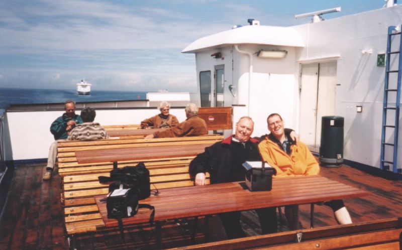 Rolf und Stefan geniessen die Sonne auf der Fähre