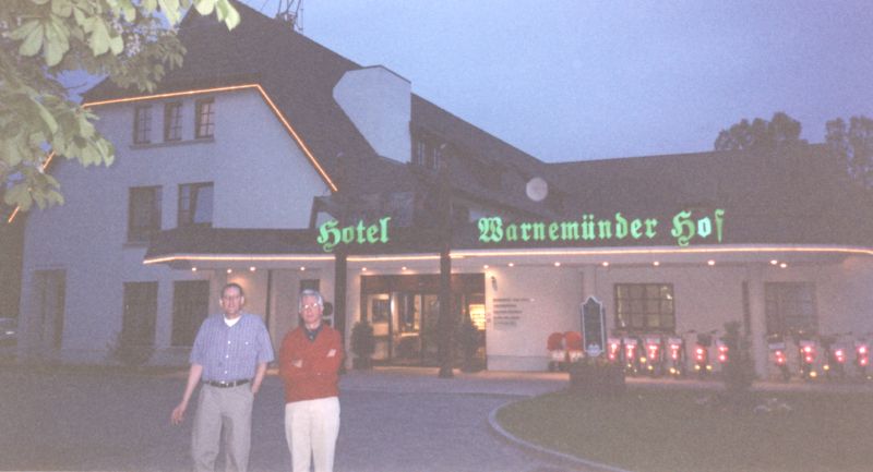 Stefan und Ludwig vor Hotel Warnemünder Hof