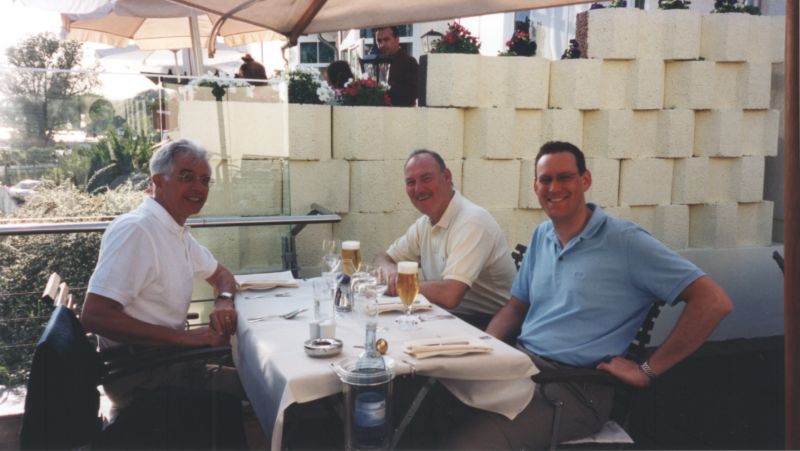 Drei Männer beim Aperitiv im Restaurant Kleines Meer