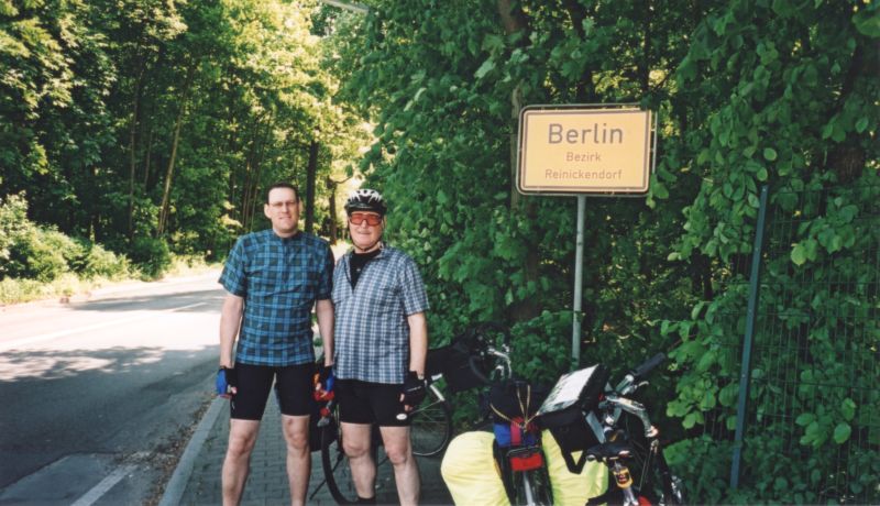 Stefan und Rolf am Ortschild Berlin