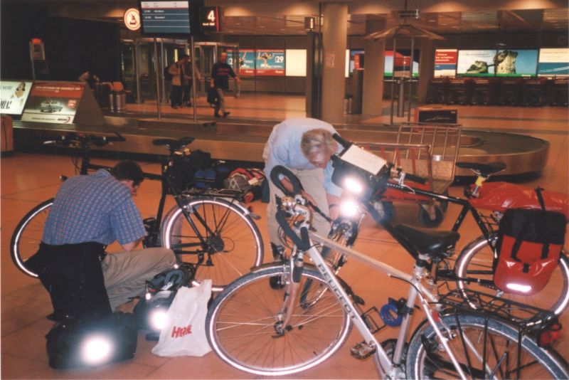 Aufrüsten der Räder am Flughafen Hamburg Aufrüsten der Räder am Flughafen Hamburg