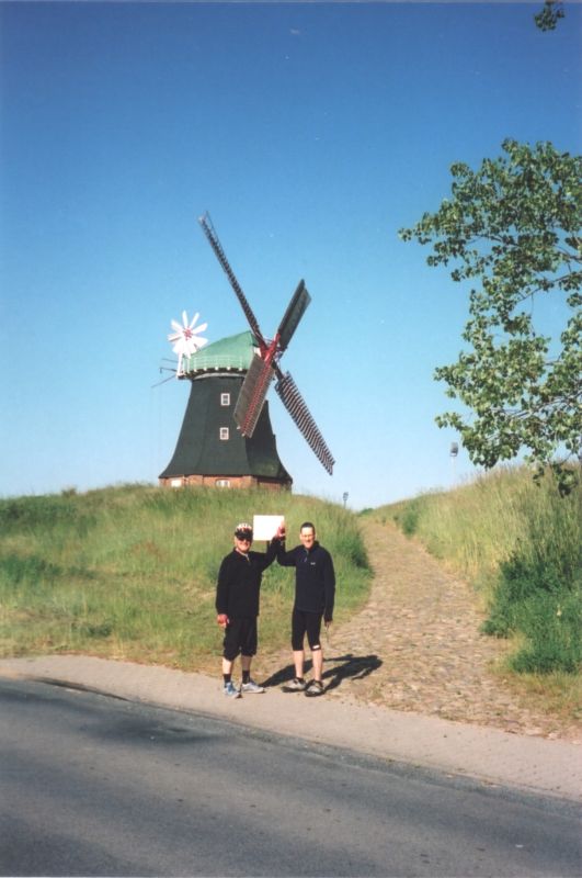 Rolf und Stefan vor Windmühle Stove