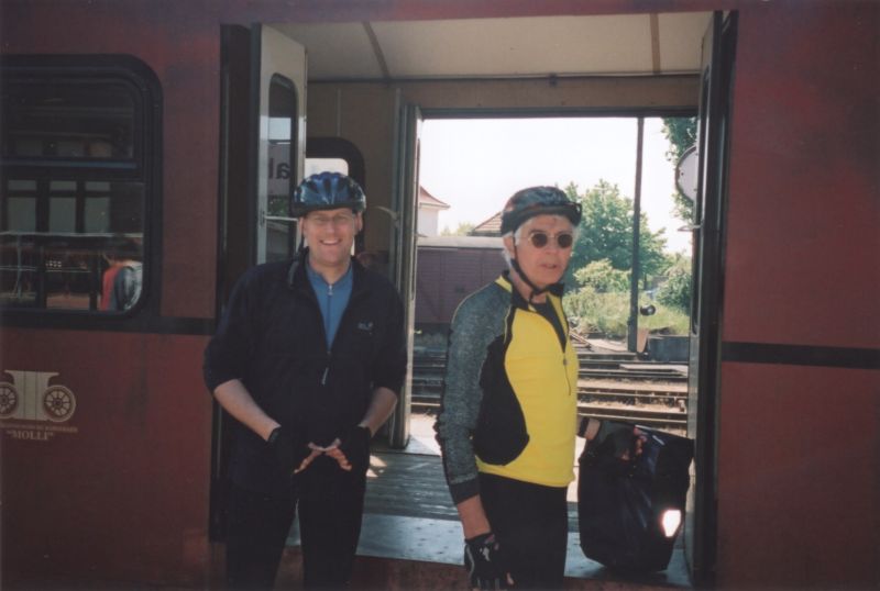 Stefan und Ludwig vor dem Gepäckwagen