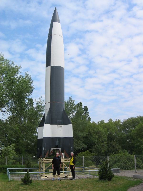 Zwei Jungs und ihre Rakete