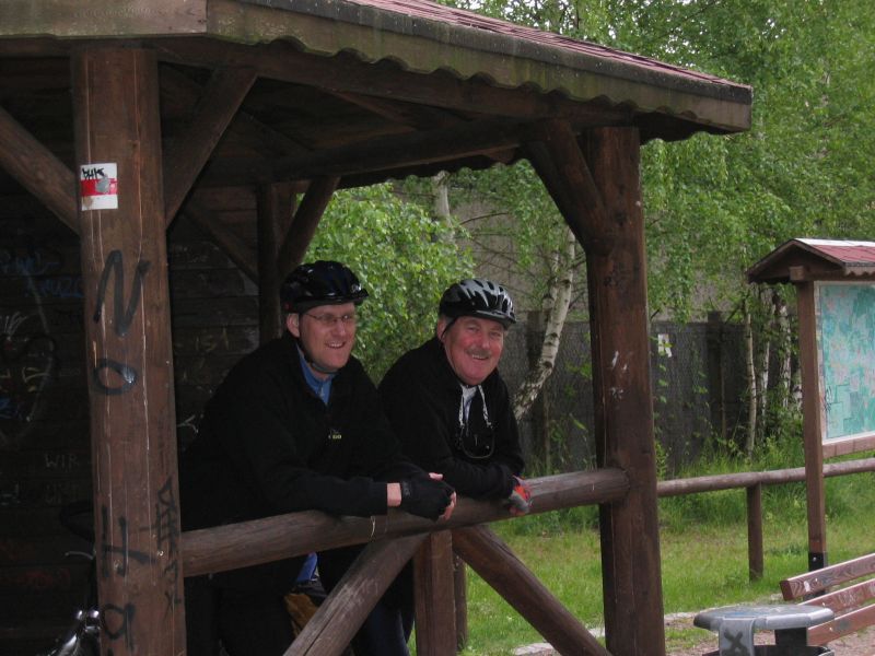 Stefan und Rolf im_Regenunterstand