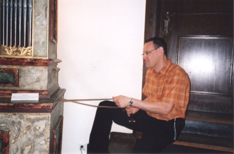 Stefan zieht am Riemen der Orgel